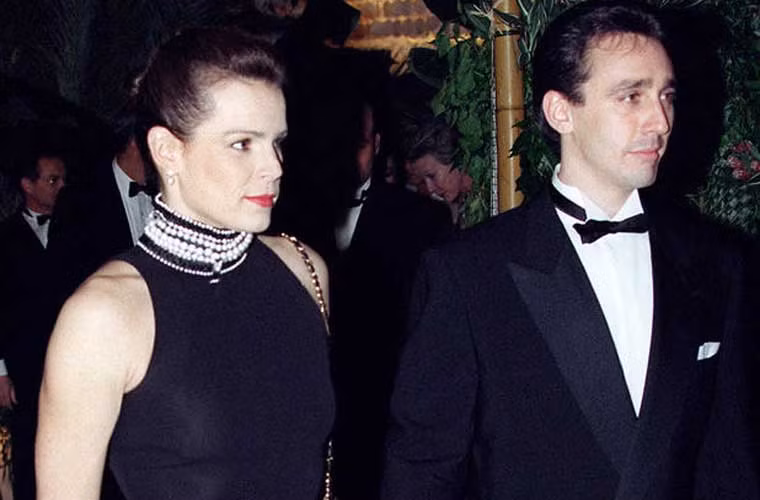 Cố Đức vua Monaco Rainier tức giận khi Công chúa Stephanie (bên trái) mang thai với một người vệ sĩ cũ của cô tên Daniel Ducruet vào hồi tháng 5/1992. Hai người có với nhau hai mặt con trước khi chính thức ly hôn. Năm 1998, Công chúa Stephanie sinh con thứ ba mà không tiết lộ danh tính của cha đứa bé. Ảnh cbsnews