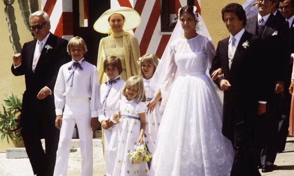 Công chúa Caroline là con cả của cố Đức vua Rainier và cố Công nương Grace Kelly. Năm 21 tuổi, Thành viên hoàng gia Monaco đã gây rúng động với cuộc hôn nhân kéo dài chưa đầy 2 năm với một tay chơi người Pháp tên Philippe Junot. Ảnh: Công chúa Caroline trong đám cưới với người chồng đầu tiên là Philippe Junot năm 1978. Ảnh hellomagazine