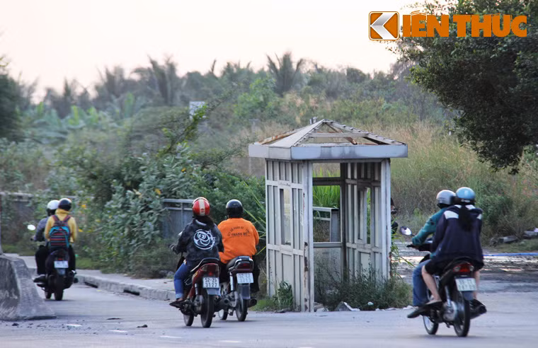 Một chốt bảo vệ cầu phía quận 2 chỉ còn là khối sắt bám đầy bụi, cỏ mọc ngay bên trong càng khiến cây cầu được xem là biểu tượng của TP HCM trở nên nhếch nhác.