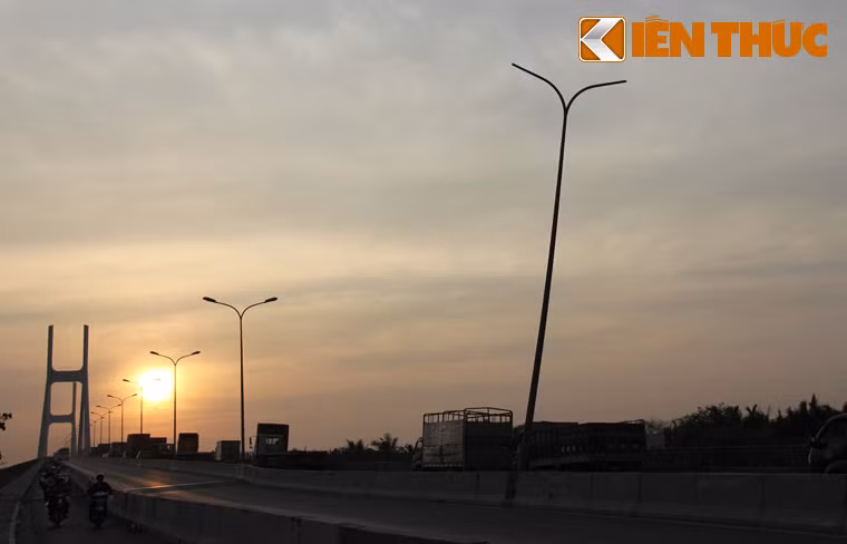 Một trụ đèn chiếu sáng từng bị xe tải tông xiêu vẹo, bóng đèn rơi rụng đã lâu nhưng vẫn không được đơn vị quản lý sửa chữa.