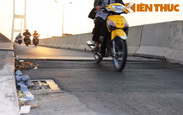 Dốc cầu trên làn đường xe máy hướng từ quận 7 sang quận 2 có biểu hiện sụt lún, tạo độ chênh lớn, đe dọa đến sự an toàn cho người tham gia giao thông.