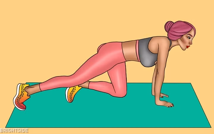 Bài tập người leo núi, thực hiện 15 lần: Đây là một bài tập cường độ cao giúp nhịp tim của bạn tăng lên. Bắt đầu với tư thế plank cao - các ngón chân và bàn tay chống trên sàn, hai bàn tay có khoảng cách bằng vai.