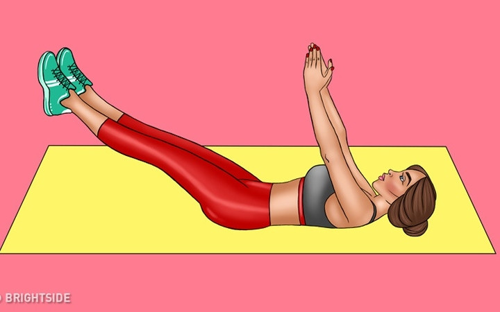 Nâng cùng lúc 2 chân: Đây là bài tập hiệu quả cho bụng trên và bụng dưới. Bạn nằm ngửa, duỗi 2 chân và đưa 2 tay lên. Nhấc chân lên khỏi sàn nhà một góc 45 độC và tạm dừng khi chân lên cao hết cỡ. Sau đó từ từ hạ cơ thể xuống sàn và duỗi thẳng tay chân.