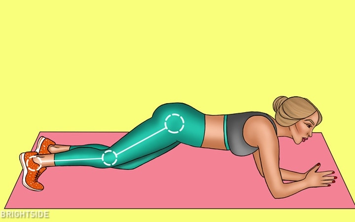 Gập đầu gối: Bạn chống tay lên sàn với tư thế plank. Sau đó, gập đầu gối hướng đến eo và giữ một lúc. Bạn hãy làm lần lượt với từng bên chân. Bài tập này không chỉ có tác dụng với vùng bụng, mà còn cả cánh tay, mông, vai và chân của bạn.