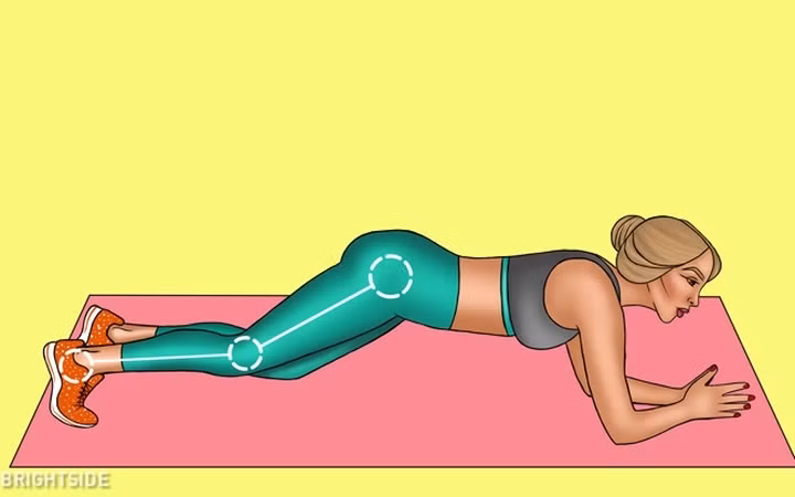Gập đầu gối: Bạn chống tay lên sàn với tư thế plank. Sau đó, gập đầu gối hướng đến eo và giữ một lúc. Bạn hãy làm lần lượt với từng bên chân. Bài tập này không chỉ có tác dụng với vùng bụng, mà còn cả cánh tay, mông, vai và chân của bạn.