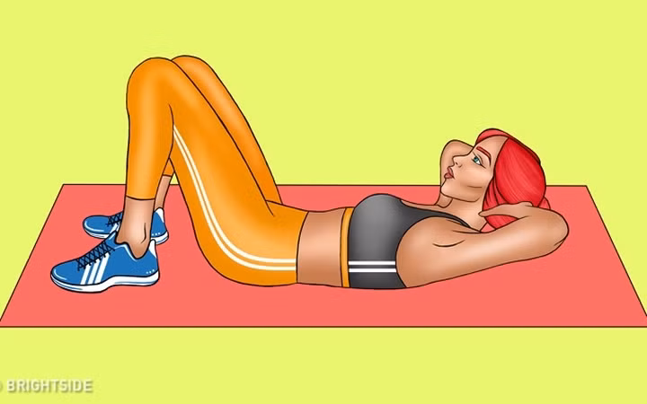 Gập bụng 15 lần: Đây là bài tập cơ bụng cơ bản nhất. Bạn nằm ngửa và để lưng chạm sàn nhà một cách thoải mái. Tay đặt sau gáy, từ từ nhấc vai lên, ép cơ bụng lại. Hãy tạm ngừng một chút khi đã đưa vai lên hết cỡ.