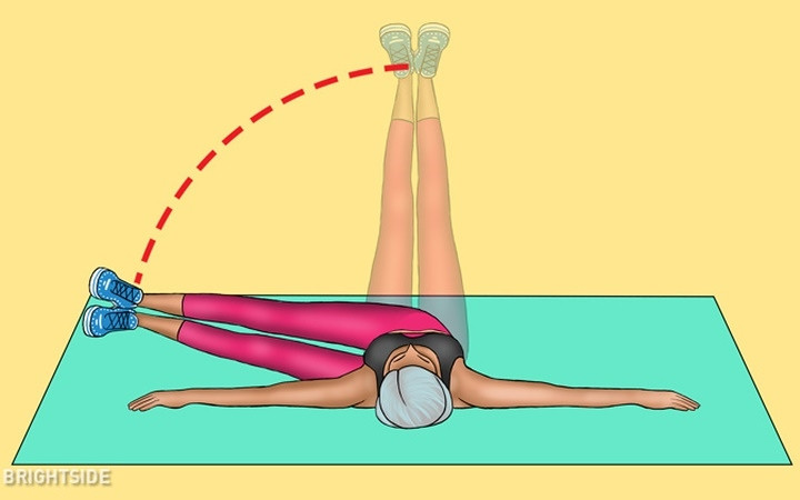 Nằm ngửa, gập đầu gối và 2 tay dang rộng. Sau đó, nâng cùng lúc 2 chân lên cao tạo thành một góc vuông vời sàn. Xoay hông và đưa hai chân về cùng một phía sau đó đưa chân trở về ví trí vuông góc ban đầu.