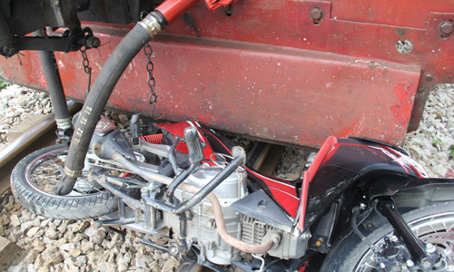 Nhiều vụ tai nạn thương tâm xảy ra khi băng qua đường sắt không có rào chắn. Ảnh: Khánh Trung.