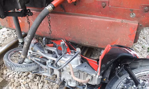 Nhiều vụ tai nạn thương tâm xảy ra khi băng qua đường sắt không có rào chắn. Ảnh: Khánh Trung.