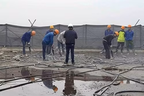 Can bo lien quan vu 8B Le Truc bi giang chuc the nao?-Hinh-2