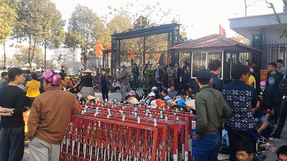 Dan Thanh Hoa buc xuc cao do vi bi “cuop” mieng com manh ao