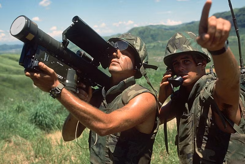 FIM-92 Stinger là hệ thống tên lửa vác vai đất đối không (MANPADS) do General Dynamics thiết kế và được Raytheon Missile Systems sản xuất từ cuối những năm 1970 tới nay. Nguồn ảnh: Military-Today
