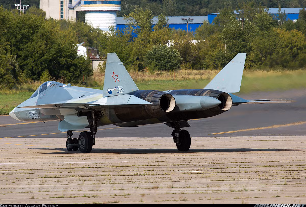 Một loại vũ khí còn chưa đưa vào trang bị, chưa được sản xuất hàng loạt như Sukhoi T-50 và cả S-500 hay T-14 Armata thì khó mà nói tới triển vọng xuất khẩu. Với tiêm kích Su T-50, hiện một số hạng mục vẫn chưa hoàn thiện, ví dụ như là động cơ của loạt chế tạo thử nghiệm Su T-50 vẫn dùng phiên bản nâng cấp dòng AL-31F vốn dành cho tiêm kích Su-27/30. Động cơ chính thức của Su T-50 có thể sẽ không xuất hiện trước năm 2020. Vẫn còn nhiều việc phải làm với chiếc máy bay này. Nguồn ảnh: Airlines.net