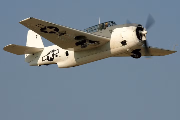 Càng bánh đã gập gần xong. Tính năng gập này (so với máy bay thời Thế chiến 1) tạo thuận tiện, an toàn và hiệu quả cho việc chao lượn trên không.