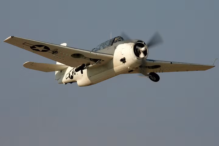 Trong ảnh, chiếc Avenger đang co dần đôi càng trước lên.