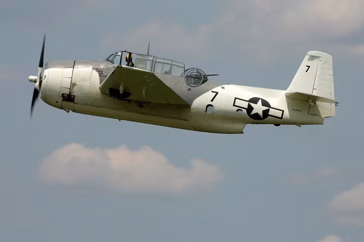 Phi cơ có 2 súng máy hướng về phía trước, và 1 súng máy gắn ở lưng hướng về phía sau.