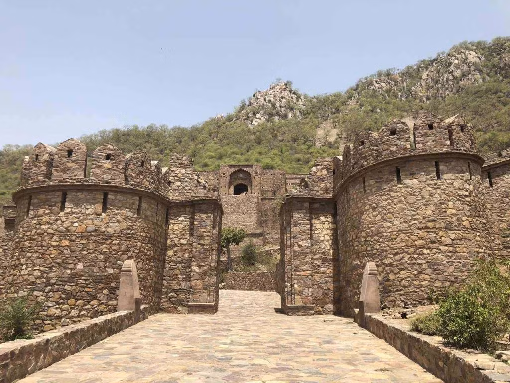 Baba Balnath từng buông lời "nguyền rủa" rằng, nếu công trình nào phủ bóng lên nơi ông ở thì pháo đài sẽ sụp đổ.