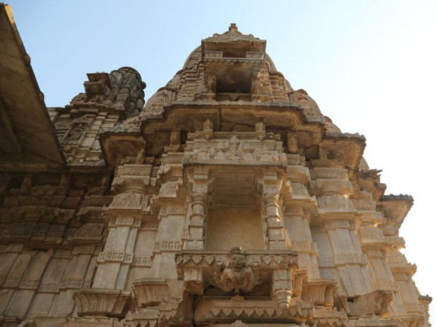 Sự việc này được cho là có liên quan đến một pháp sư tên Baba Balnath. Nhiều truyền thuyết, giai thoại dân gian kể rằng, người này sống bên trong khu vực pháo đài.