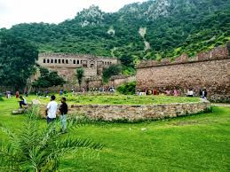 Kỳ lạ hơn, chính quyền địa phương cấm mọi người bước chân vào pháo đài Bhangarh trước lúc bình minh và sau khi Mặt trời lặn.