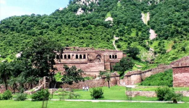 Nằm ở Ấn Độ, pháo đài Bhangarh trở thành địa điểm của những điều kỳ bí khó lý giải. Theo người dân địa phương, pháo đài bị pháp sư "nguyền rủa" nên bị bỏ hoang hoàn toàn vào năm 1783.