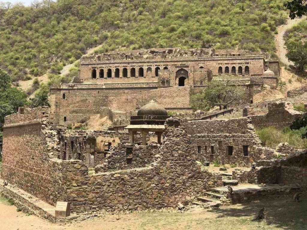 Ngay cả người dân sống gần pháo đài Bhangarh cũng chuyển đến nơi khác sinh sống vì lo sợ sẽ gặp những điều không may.