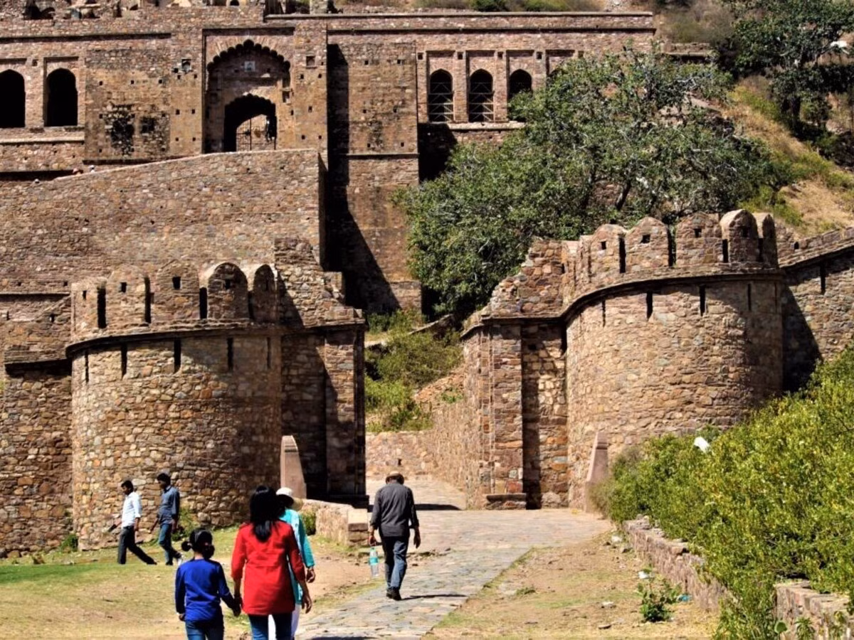 Chính những điều kỳ bí này thu hút sự hiếu kỳ của một số người thích mạo hiểm ghé thăm pháo đài Bhangarh vào thời điểm không bị cấm.