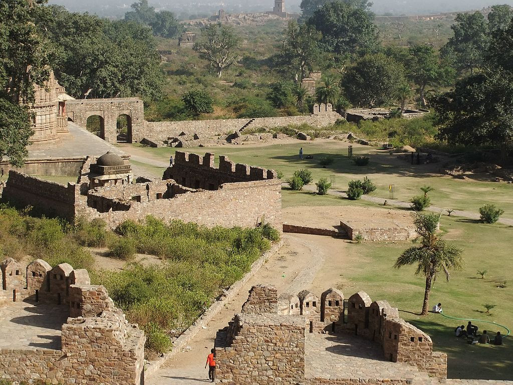 Kể từ đó, pháo đài bị "nguyền rủa" khi nơi đây liên tiếp gặp chuyển tồi tệ. Trong số này có việc pháo đài bị cướp phá, chiến tranh tàn phá.