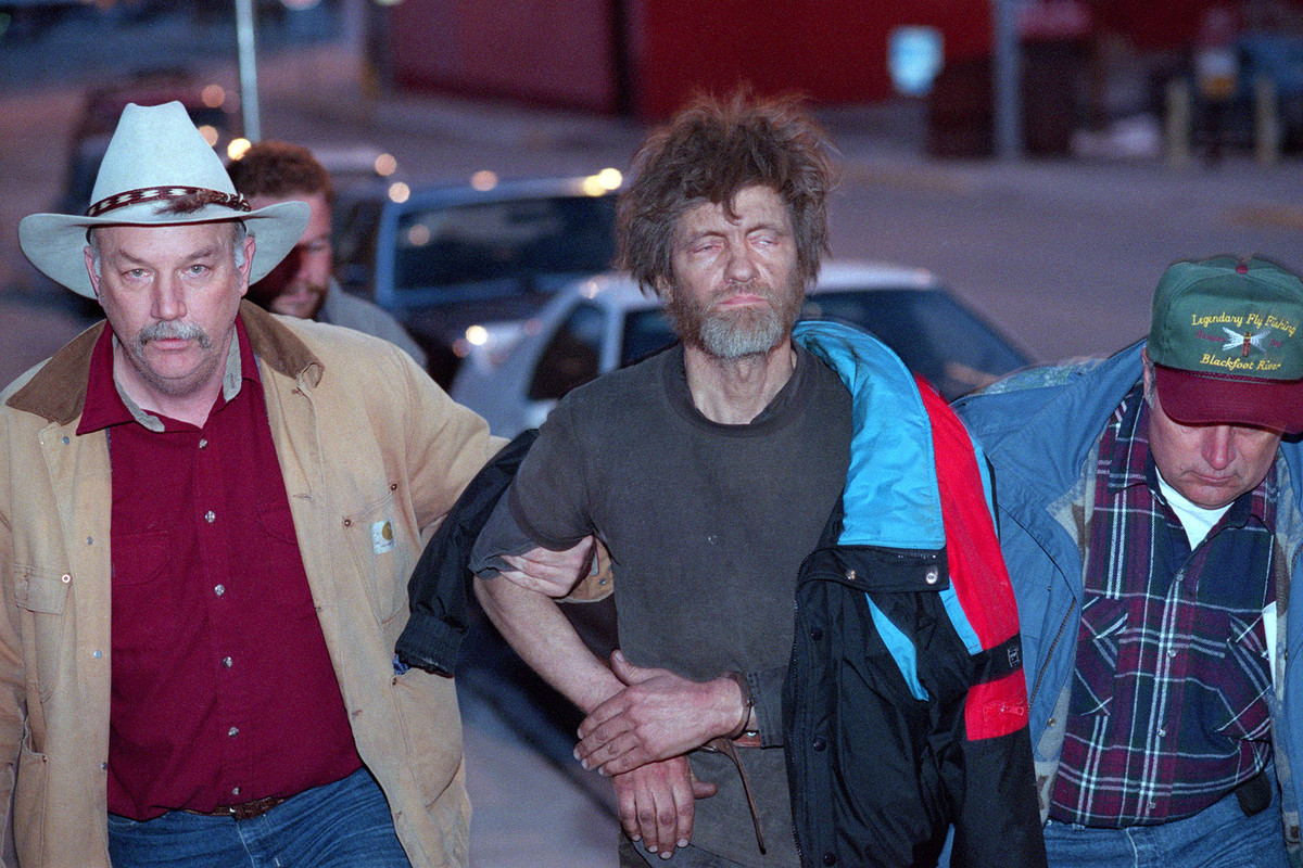 Kaczynsk được biết đến với biệt danh "Unabomber" khi gửi 16 quả bom thư trong thời gian từ năm 1978 - 1995. Mục tiêu bao gồm cả trường học và các hãng hàng không. Theo đó, Kaczynsk giết chết 3 người và làm bị thương 23 người.