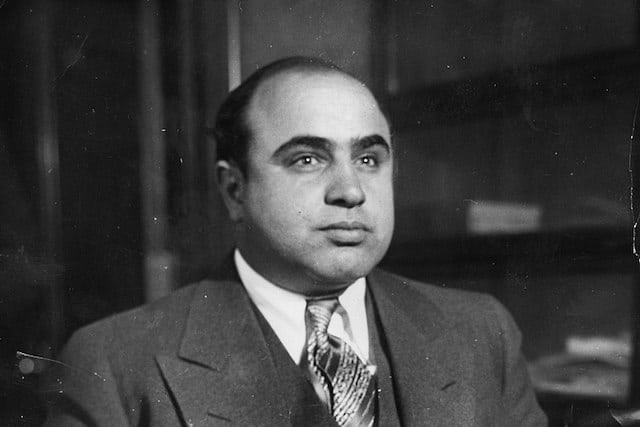 Al Capone là tên tội phạm bị FBI truy lùng gắt gao trong suốt nhiều năm. Y phạm hàng loạt tội nghiêm trọng gồm: buôn lậu, tống tiền, mại dâm, ma túy, giết người...