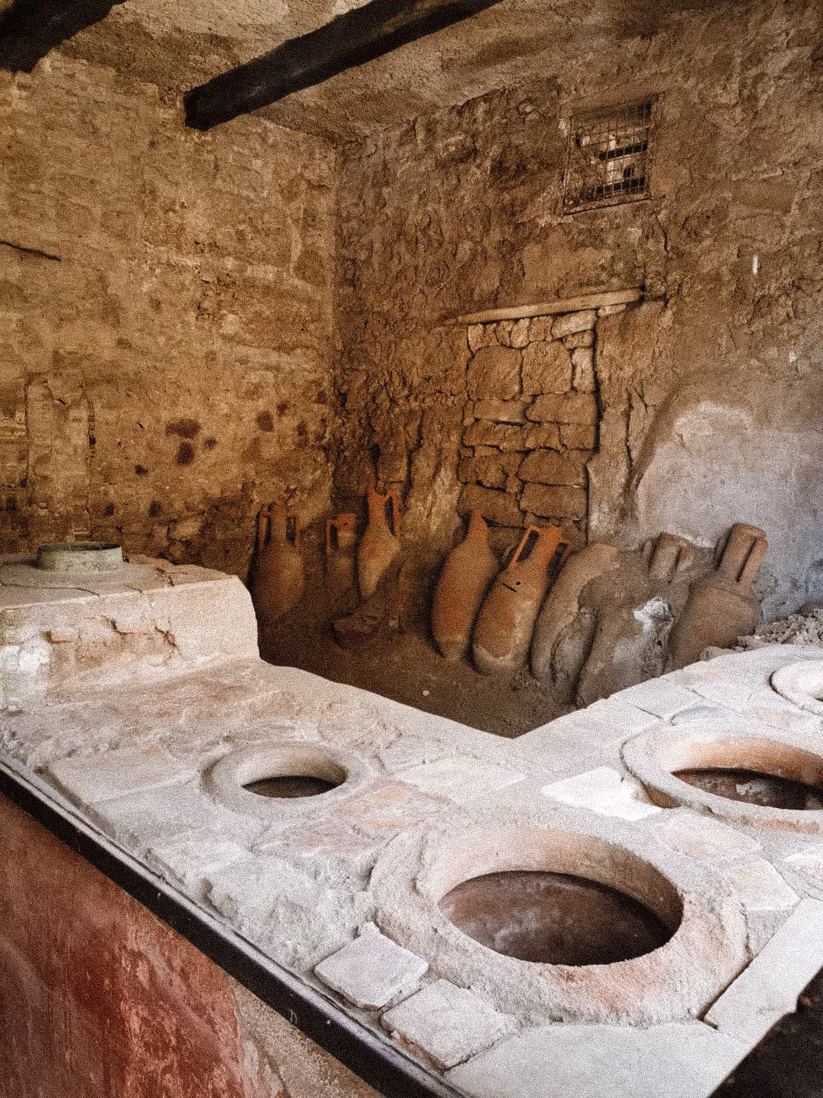 Các món nướng như cá, thịt gia súc được người Pompeii đặt trực tiếp lên trên than nóng đỏ rực để chế biến thành món ăn hấp dẫn.