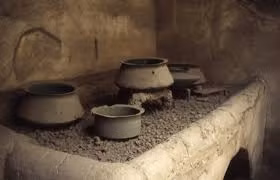 Các món ăn phổ biến của người dân nơi đây bao gồm: bánh mỳ thô, cá mặn, phô mai nướng, đậu lăng khô, rượu cay.