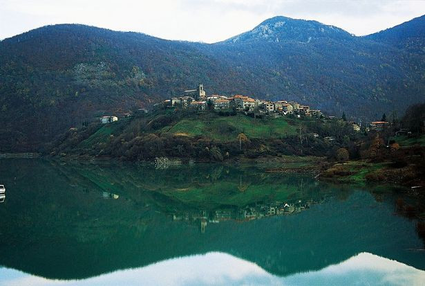 Vì vậy, người dân chuyển đến thị trấn Vagli di Sotto gần đó sinh sống. Kể từ đó, ngôi làng cổ kính Fabbriche di Careggine dần biến mất khỏi mắt của con người do bị nhấn chìm dưới hồ nhân tạo Lac di Vagli.