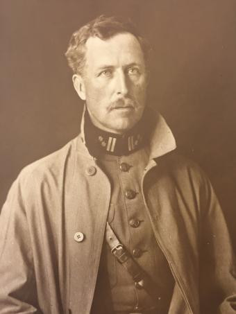 Những chiếc lá nhuốm máu vua Bỉ Albert I (1875 - 1934) là một bí ẩn lớn khiến giới chuyên gia tò mò. Chúng được đem bán đấu giá vào năm 2013. Nhiều người hoài nghi đó có thực là máu của nhà vua quá cố hay không?