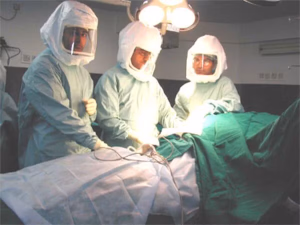 Trước sự việc nguy hiểm này, một nhóm chuyên gia đến bệnh viện để điều tra làm rõ vụ việc liên quan đến mẫu "máu lạ" của bà Gloria.