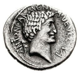 Nguyên do là bởi trên mặt đồng xu, Nữ hoàng Cleopatra được mô tả có cổ to, mũi khoằm, tai dài và cằm nhô.