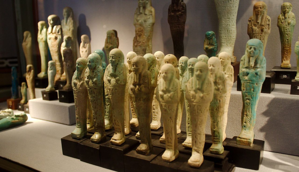 Hàng trăm tượng shabtis được chôn cất cùng với pharaoh Ai Cập trong lăng mộ. Những bức tượng nhỏ bé này tượng trưng cho những người hầu mà nhà vua muốn mang theo sang thế giới bên kia để họ hầu hạ chủ nhân. Các nhà khảo cổ đã tìm được nhiều bức tượng shabtis trong các mộ cổ của pharaoh Ai Cập.