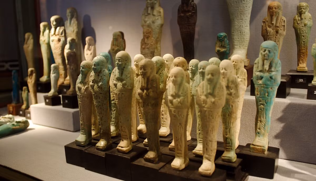 Hàng trăm tượng shabtis được chôn cất cùng với pharaoh Ai Cập trong lăng mộ. Những bức tượng nhỏ bé này tượng trưng cho những người hầu mà nhà vua muốn mang theo sang thế giới bên kia để họ hầu hạ chủ nhân. Các nhà khảo cổ đã tìm được nhiều bức tượng shabtis trong các mộ cổ của pharaoh Ai Cập.