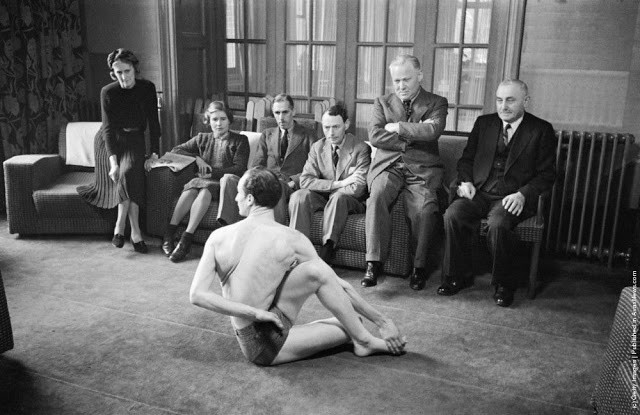 James Hay-Kellie thể hiện các tư thế yoga cực linh hoạt trước các quý ông, quý bà năm 1940.