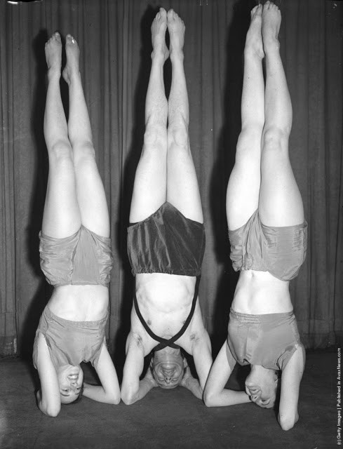 Hai cô gái và một chàng trai khoe vóc dáng chuẩn khi tập yoga năm 1949.