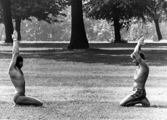 Hai người đàn ông tập yoga ở công viên Hyde Park, thành phố London, Anh năm 1977.