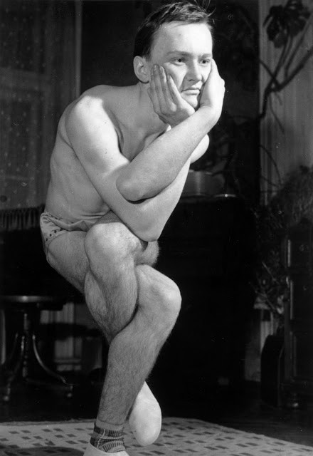 Chuyên gia yoga người Hungary Laszlo Szabo thực hiện các động tác khó trong một chương trình TV để nhiều người biết đến môn thao mang lại sức mạnh và sự dẻo dai. Ảnh chụp tháng 3/1963.