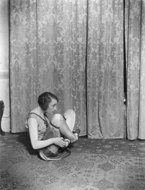 Nữ diễn viên Athene Seyler thực hiện một động tác yoga thể hiện sự dẻo dai của cơ thể. Ảnh chụp năm 1928.