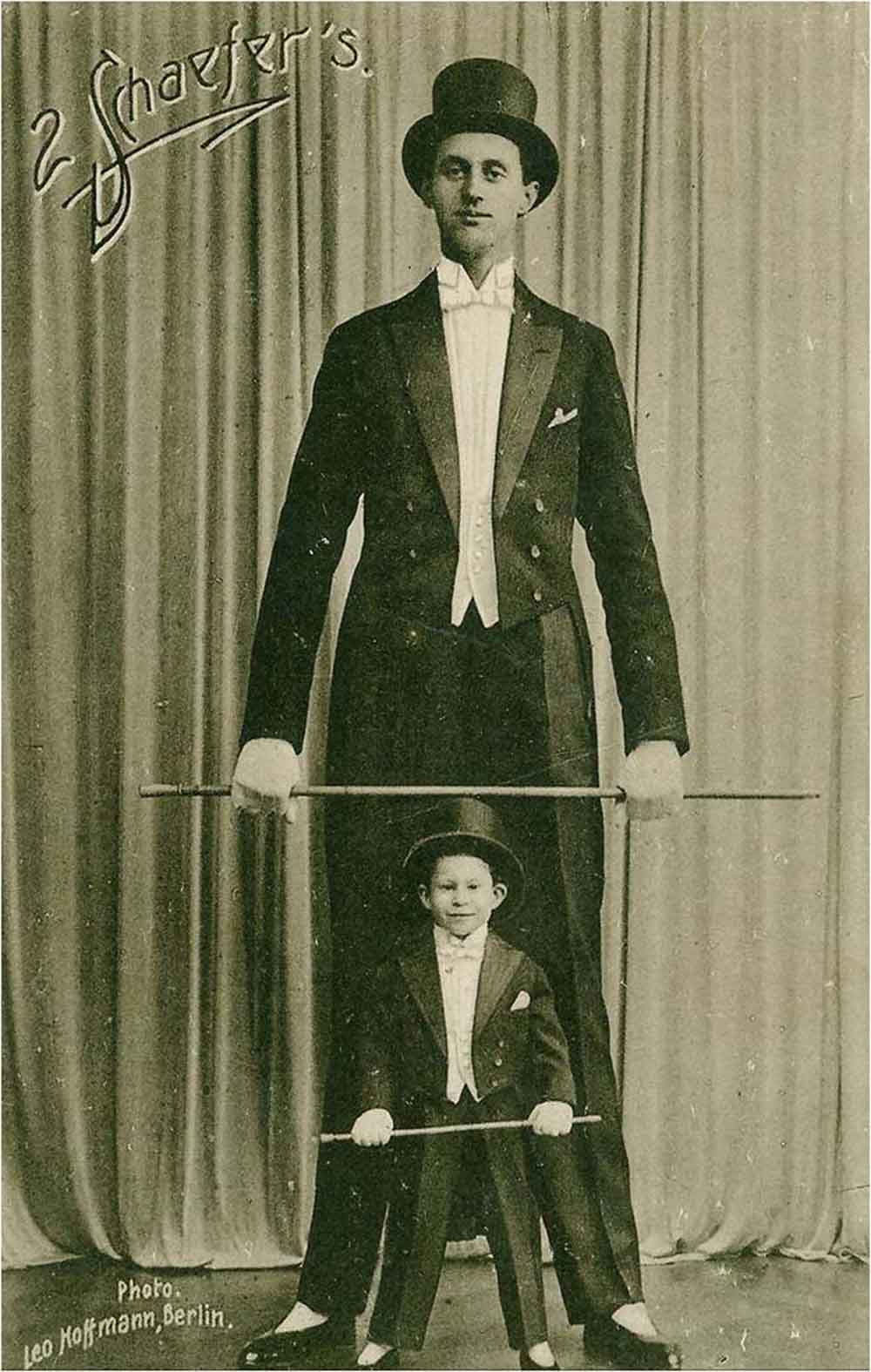 Nacken sinh ra ở Düsseldorf, Đức ngày 15/2/1906. Cha mẹ của ông đều là những người có chiều cao nổi trội là 1,88 m.