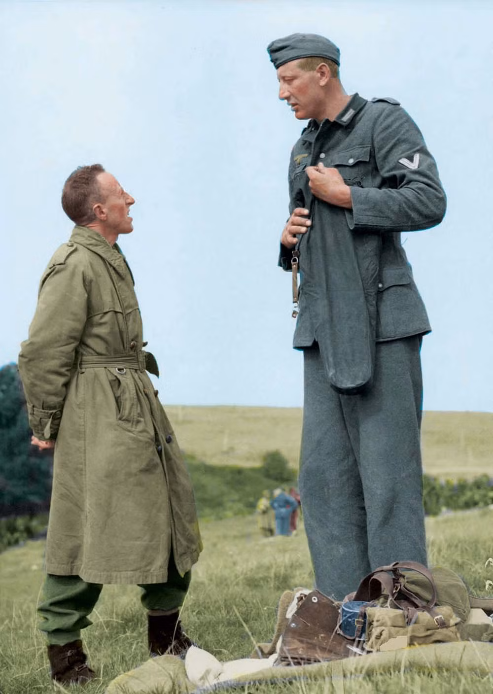 Điều thú vị là người bắt giữ Nacken là hạ sĩ người Canada Bob Roberts - người sở hữu chiều cao 1,6 m. Khi đứng cạnh "người khổng lồ" Nacken, Roberts dường như vô cùng nhỏ bé.