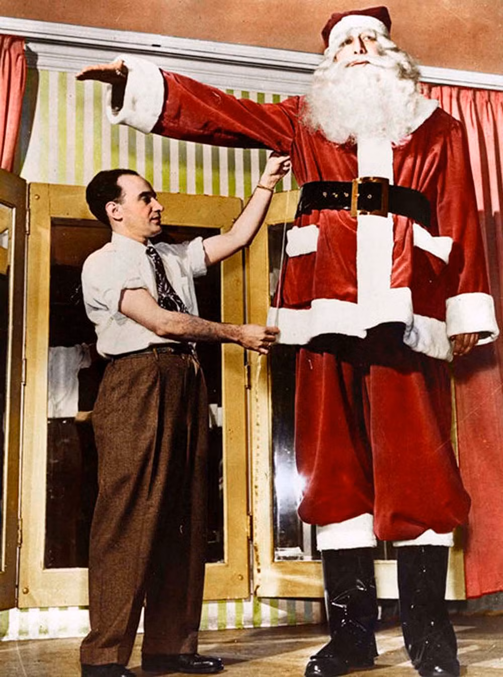 Tháng 8/1949, một số tờ báo đưa tin Nacken cùng vợ di cư đến Mỹ. Tại đây, ông kiếm sống bằng việc tham gia các show giải trí, đóng vai ông già Noel... Ông qua đời năm 81 tuổi. Mời độc giả xem video: Phát hiện cuốn nhật ký quý giá của Đức Quốc xã. Nguồn: VTC14. 