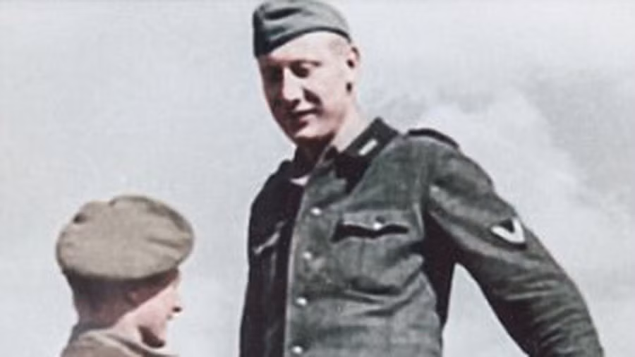 Trong trận chiến tại Calais, Pháp, người lính Nacken bị lực lượng đồng minh bắt.