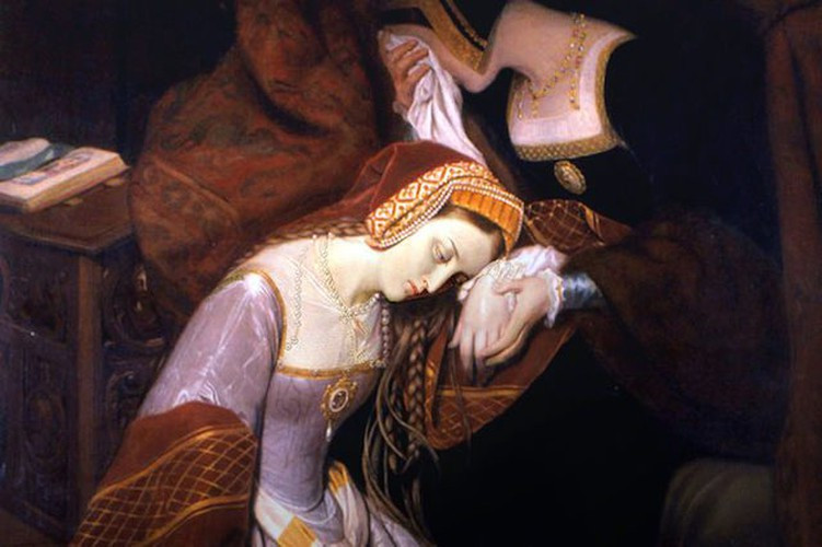 Vào năm 1525, Anne được gọi về Anh sau khi người chị gái có thai do lo sợ những người phụ nữ khác sẽ nhân cơ hội trở thành tình nhân mới của Vua Henry. Đứa trẻ trong bụng được đồn đoán là con của nhà vua. Với nhan sắc xinh đẹp, sự quyến rũ và thông minh, Anne nhanh chóng khiến Vua Henry VIII si mê.