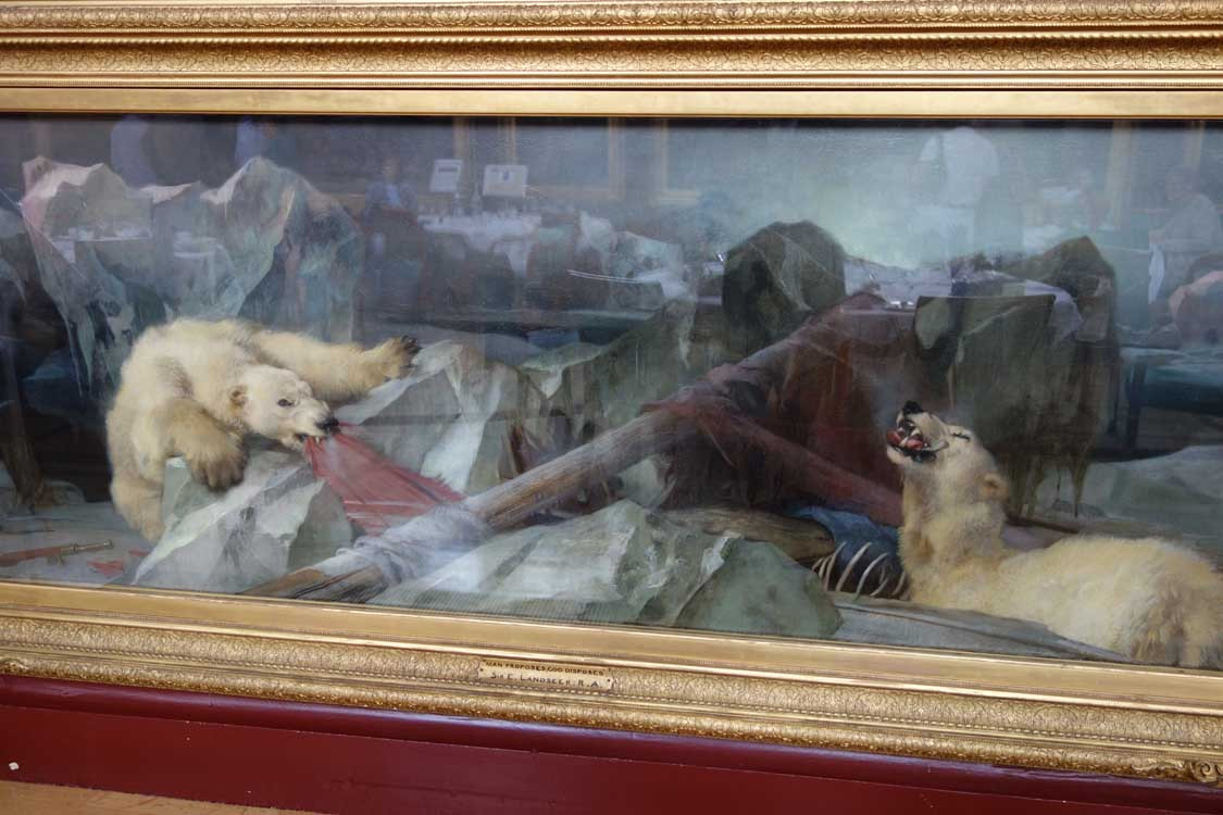 Người ta làm vậy là do một số sinh viên kể rằng khi nhìn bức tranh của họa sĩ Edwin trong lúc làm bài thi sẽ khiến họ "phát điên", đầu óc trống rỗng và không thể hoàn thành bài thi.