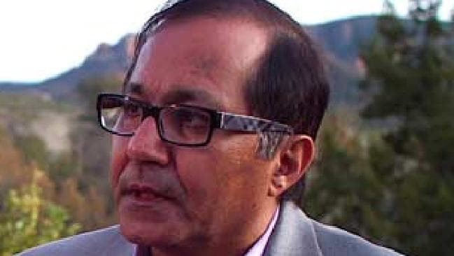 Khi ấy, gần như toàn bộ nội tạng trong cơ thể bác sĩ Rajiv không hoạt động. Sau vài giờ, ông bị nhiễm trùng nặng và sốt lên tới 45 độ C.