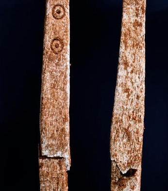 Những con xúc xắc có hình dáng dài đặc biệt này được người xưa sử dụng khi chơi trò chơi trên bàn.